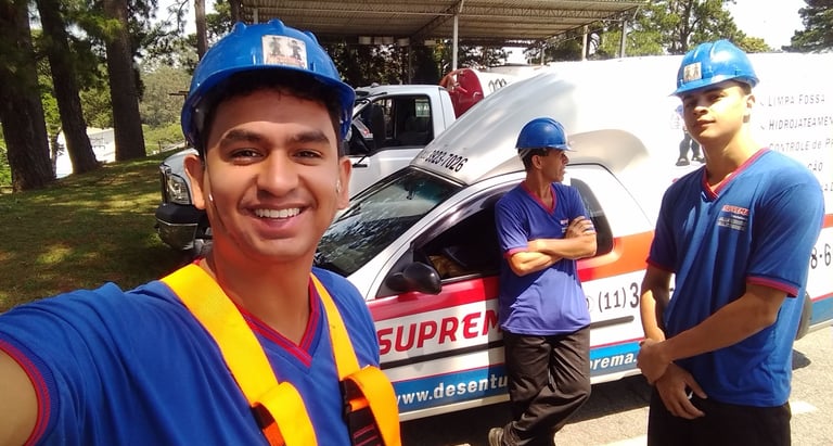 parte da equipe de desentupimento