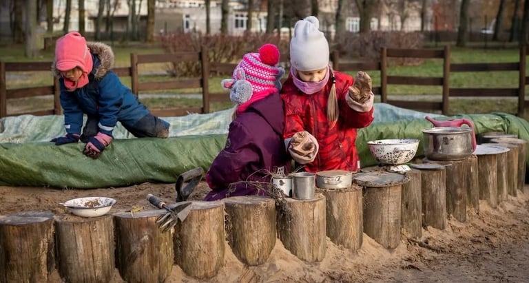 Klaipėdos Valdorfo darželis - vaikai žaidžia lauke