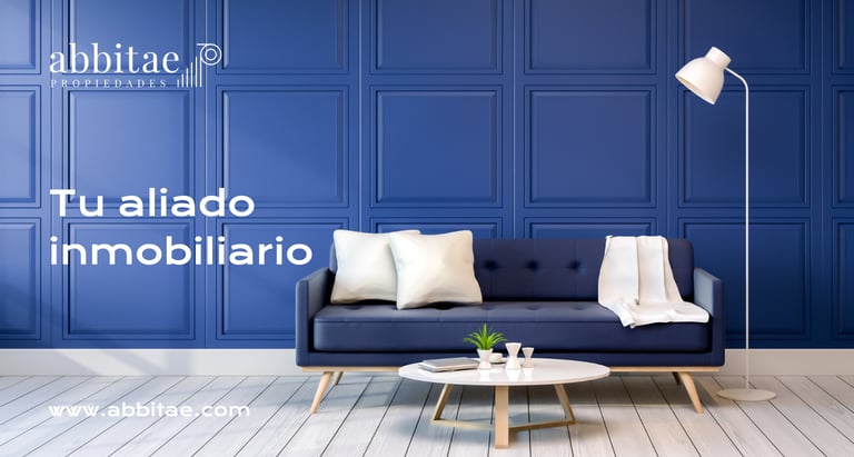 Un sofá azul con almohadas en una habitación.