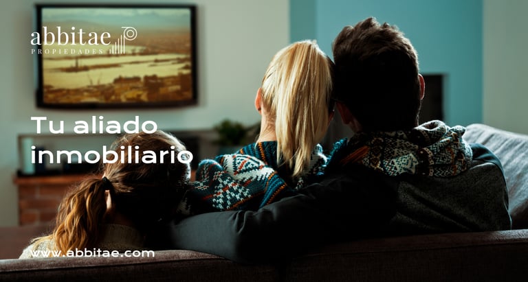 Un hombre y una mujer sentados en un sofá viendo la televisión.