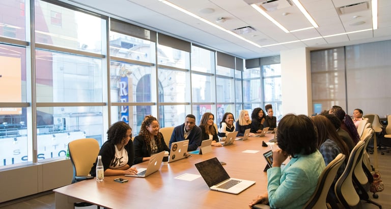Remote team meeting to coordinate administrative tasks managed by Virtualez Latin American assistant