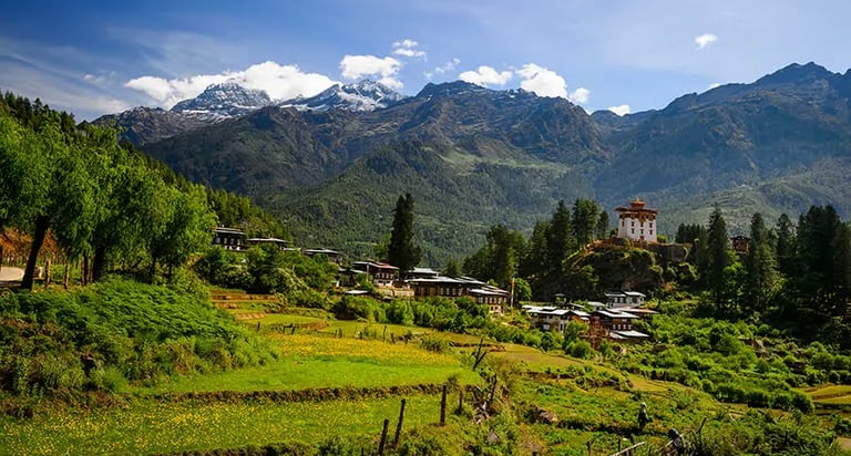 Drugyal_Dzong_With_Mount_Jhomhlhari_at_the_backdrop_in_Paro_Valley_During_Autumn_Season.webp