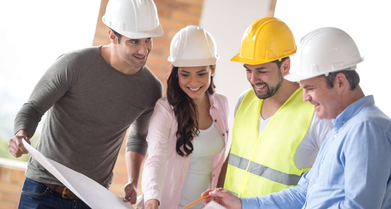 engenheiro mostrando projeto de ar condicionado para apartamento