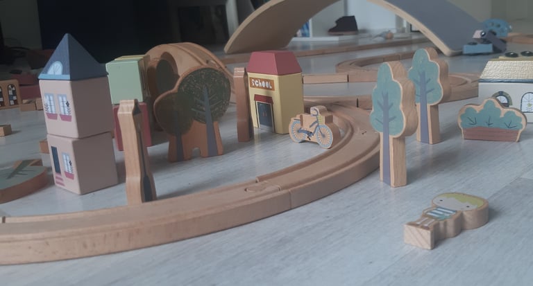 onderdelen van Little Dutch Houtentreinbaan met attributen