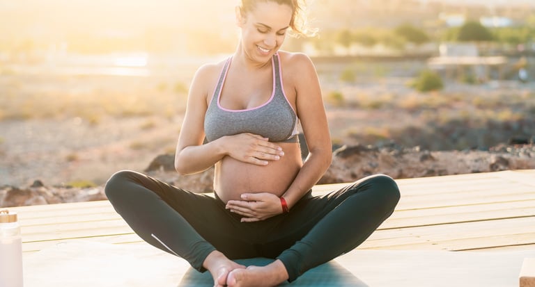 mujer embarazada haciendo Yoga prenatal