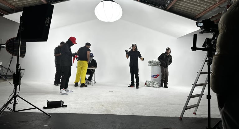 Plateau de tournage video cyclorama fond blanc avec matériel lumière pour un clip de music