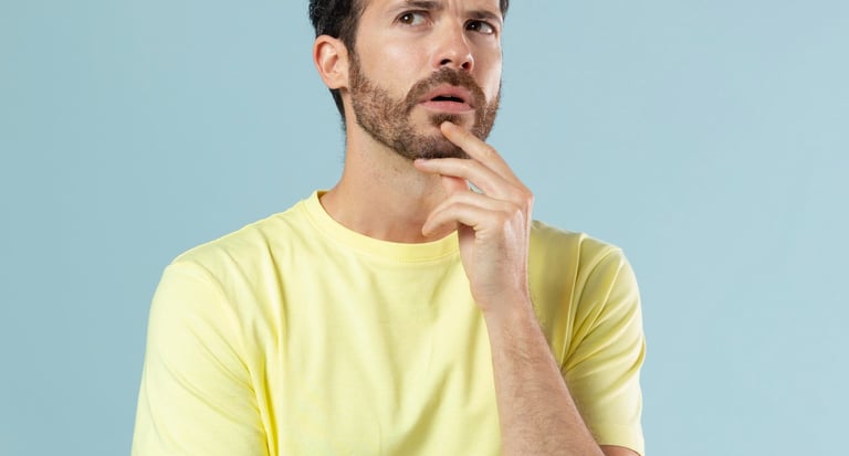 Homme qui s'interroge avant de se décider