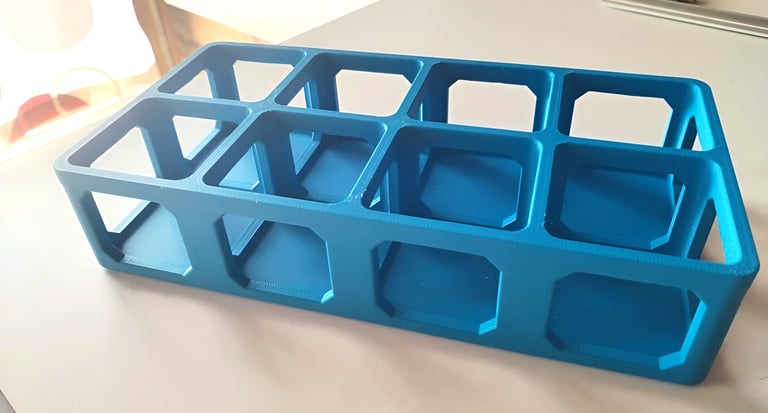 support de flacon de couleur bleu sur fond blanc réalisé par optiprint3d