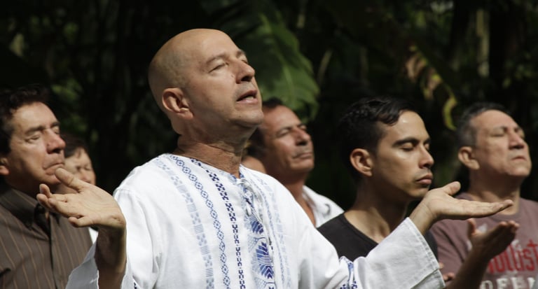 Ricardo León Espitia meditando junto con discipulos. 