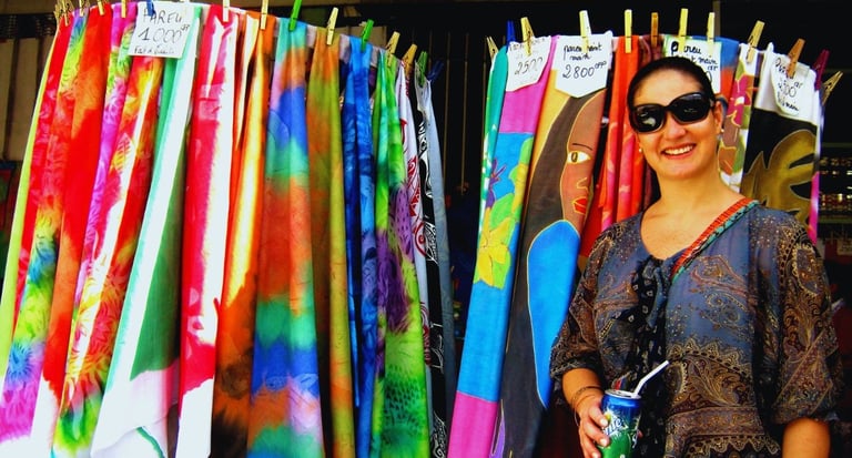 Autora explorando uma loja de souvenirs em Papeete, Tahiti