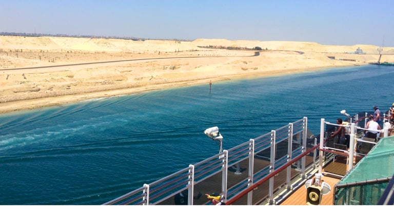 Vista do deck do navio sobre as areias do deserto no Canal de Suez