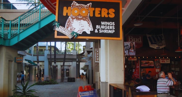 foto do restaurante hooters no porto de honolulu hawaii