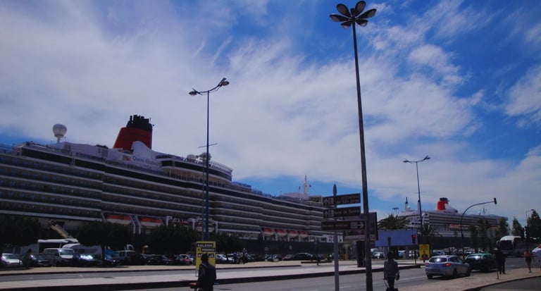 Vista do centro de Lisboa para o navio no porto