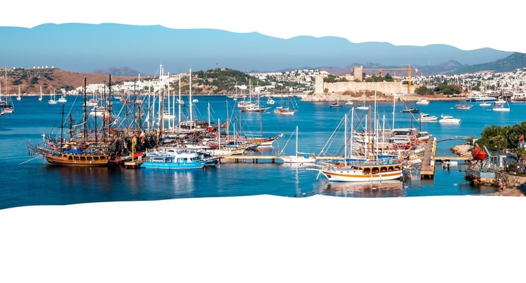 Foto de fundo da página com vista panorâmica do mar azul turquesa de Bodrum, na Turquia