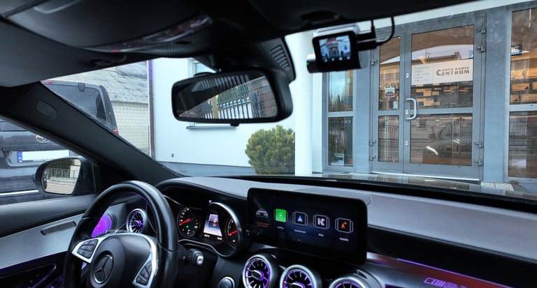 Wnętrze pojazdu z wideorejestratorem