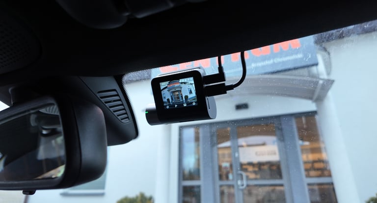 Dyskretny montaż przedniej kamery 70Mai