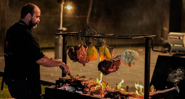 chef parrillero asando carne a la parrilla de campo