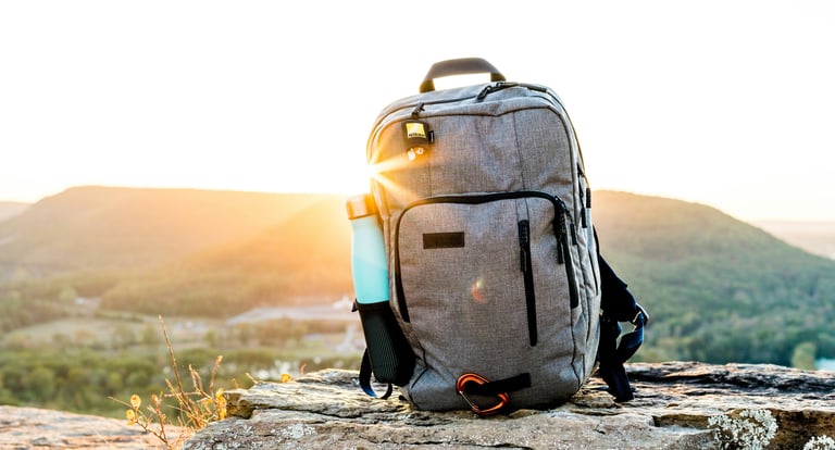 mochila EDC urbana compacta com itens de everyday carry