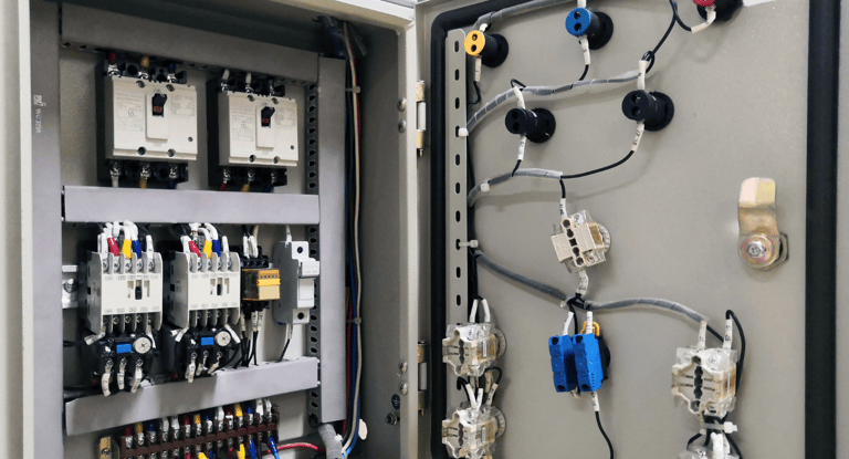 a large electrical paneled in a box with wires and wires curso automatizacion PLC placas eprende