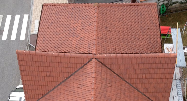 toiture en tuiles sur une maison
