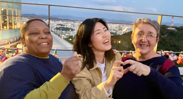 Professeure de coréen et participantes lors d’un atelier culturel, partageant un moment convivial