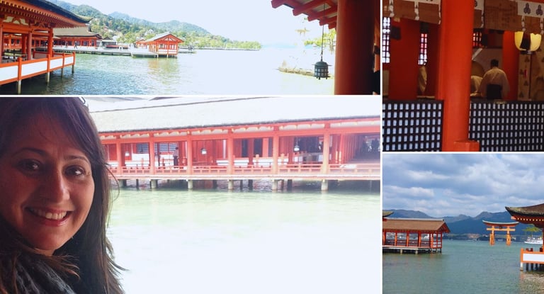 Foto da autora em tour na ilha de Miyajima, japão.