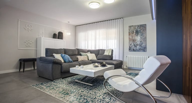 Proyecto de interiorismo de lujo, con molduras y madera tropical en Valterna