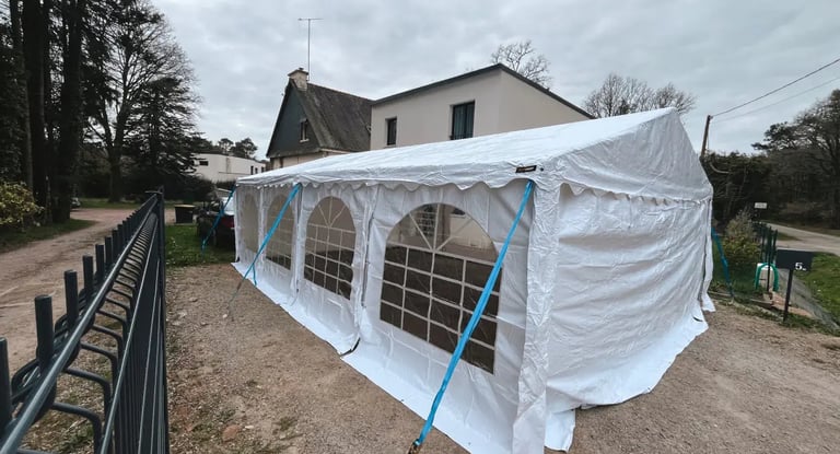 tente de réception blanche, sur un parking pour réception