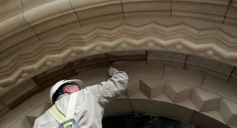 Restitución del simil piedra a los arcos de ingreso de la Facultad de Humanidades realizada por Almapiedra. 