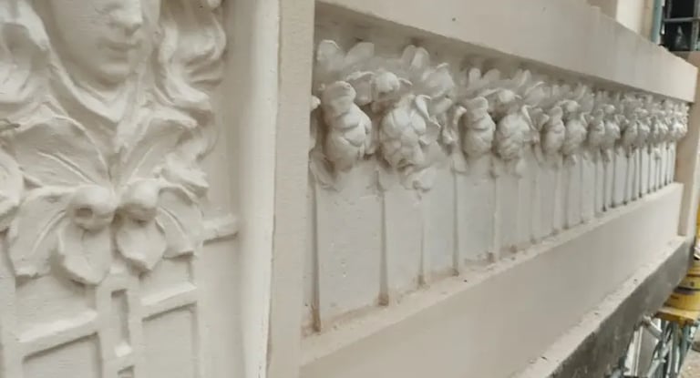 Proceso de restauración de la ornamentación del balcón de la Casa Censi, Rosario, realizado por Almapiedra.