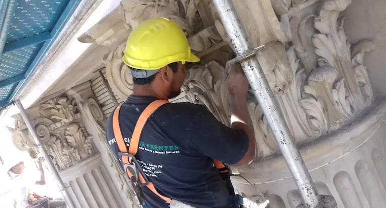 Proceso de restauración de la ornamentación de las columnas de la fachada del Jockey Club de Rosario por Almapiedra.