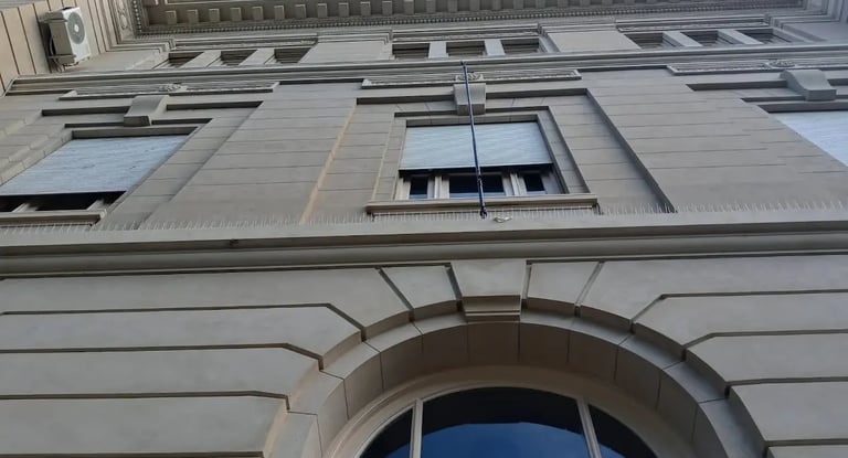 Fachada restaurada de la Facultad de Ingeniería de Rosario por Almapiedra. 