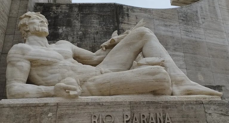 Escultura del Río Paraná en el Monumento a la Bandera restaurada por Almapiedra y protegida por Tecnan..