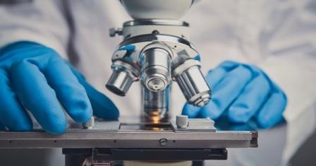 Un microscopio usato dal Dott. Porro per esami di citologia nasale