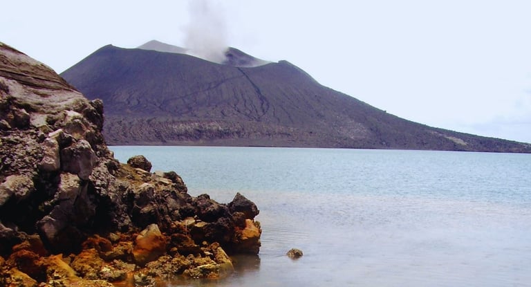 Vista da praia de Rabaul para o vulcão Tavurvur durante tour pela região.