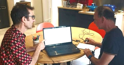 l'ami numerique donnant une explication à un client