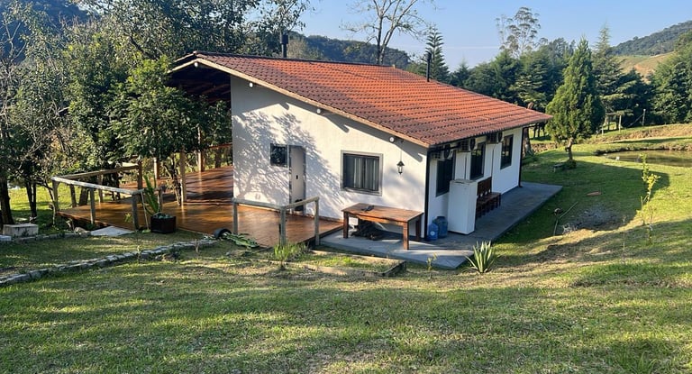 Casa principal do sítio à venda em Águas Mornas SC, rodeada de área verde e tranquilidade.