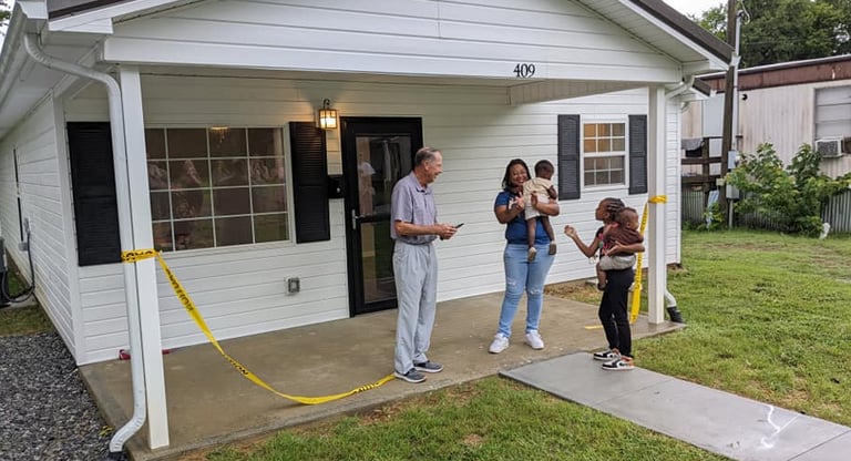 Habitat family ribbon cutting