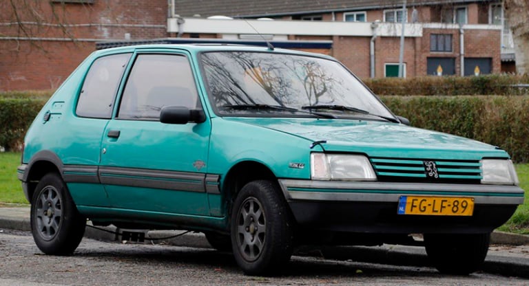 peugeot 205 trophy garée au pays-bas