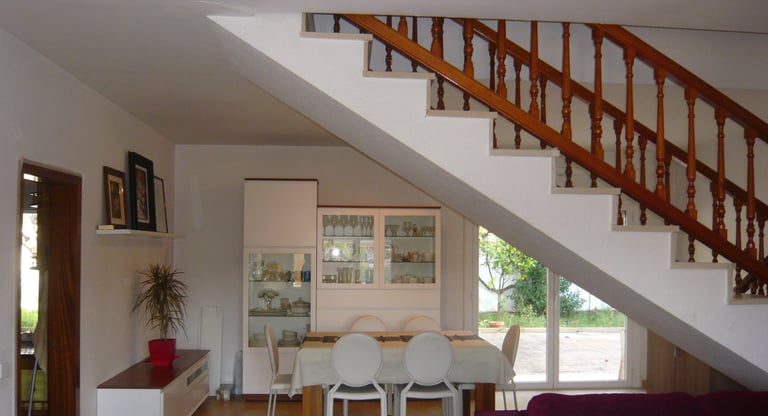 Escalera interior de la casa común