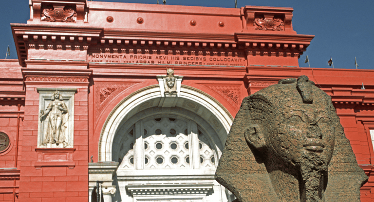  una visita al Museo Egipcio, que alberga una impresionante colección de antigüedades egipcias, incluido el tesoro de Tutanka