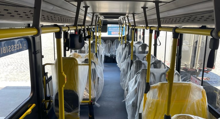 interior do veículo novo Caio Apache bancos amarelos, detalhes em cinza e azul Novacap modelo 2024