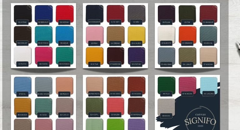 Koleksi warna lengkap kain kanvas polyester SIGNIFO di atas kayu cedar.