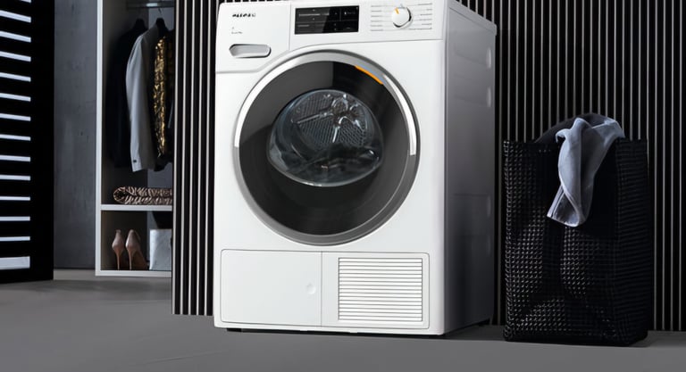 Eine weiße Miele Waschmaschine in einem dunklen Raum