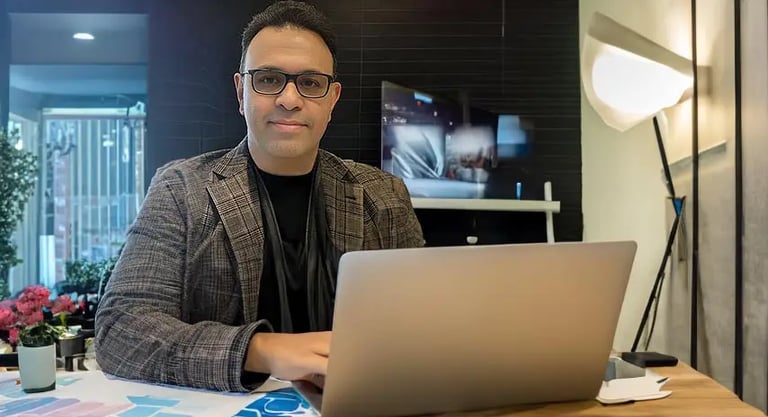 Shaheen Zamani in a virtual web design office.