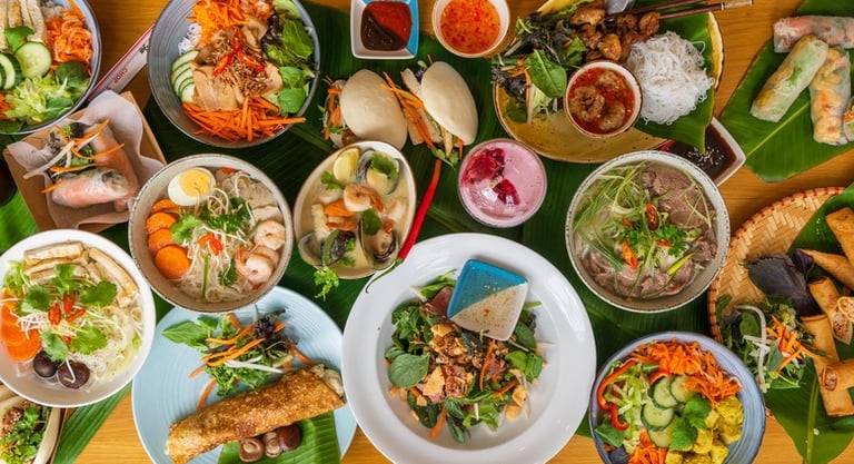 les plats vietnamiens sur la table