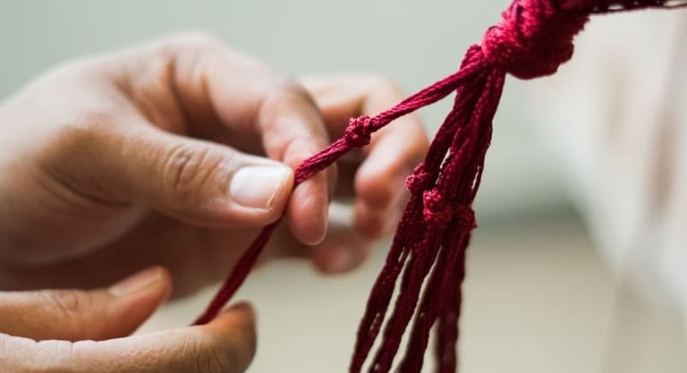 Manos artesanas elaboran una pieza en macramé