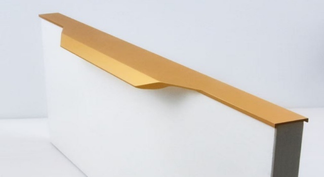 Aluminum thumb groove pull with serrated bayonet lock, showing solid-aluminum construction and ergonomic thumb-groove profile