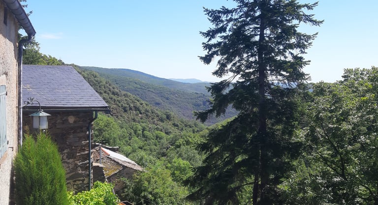 Vue dominante depuis la terrasse du gîte la Petite Corse à Rosis dans le Haut-Languedoc