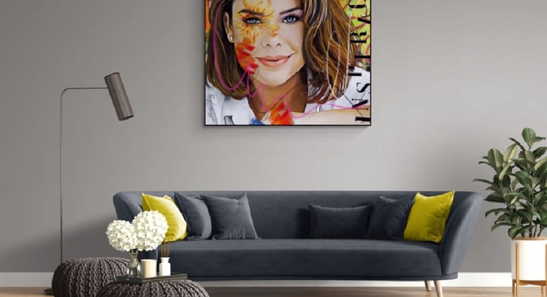 Decoração única: Rostos personalizados em quadros, adicionando um toque exclusivo ao ambiente.